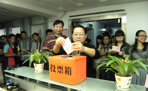設東信投票點 投莊嚴神圣票——江岸區第十四屆人大代表選舉大會投票...